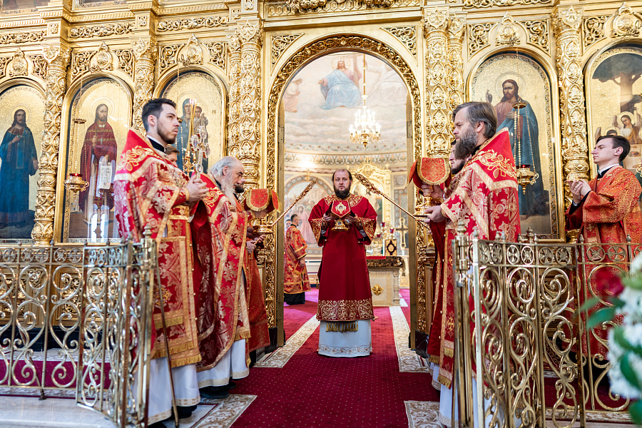 Божественная литургия в день отдания праздника Пасхи в Троицком кафедральном соборе Подольска
